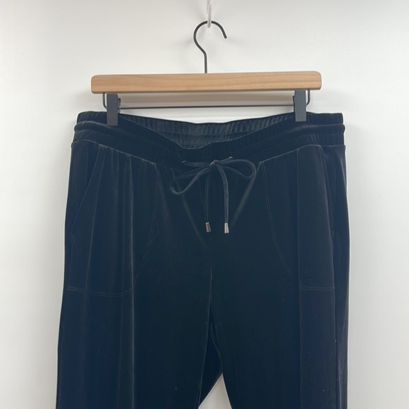 NWT Torrid Velvet High Rise Elastic Waist Tapered Pant Minimalist Black Large - Picture 4 of 9